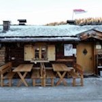 Bei der dem Schnee und dem Wind trotzenden Anratterhütte angekommen