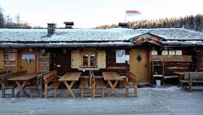 Bei der dem Schnee und dem Wind trotzenden Anratterhütte angekommen