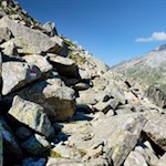 Über gut markiertes Blockwerk auf den Schaflahnernock