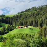 Lüsen wird von grünen Wald- und Wiesenhängen umrahmt