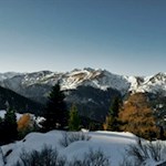 Im oberen Teil der Wanderung erschließen sich schöne Ausblicke auf die umliegende Bergwelt