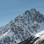 Das Antholzer Tal wird von hochaufragenden Felsen umrahmt