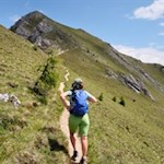 Im sanften Anstieg quert der Wandersteig die Grashänge