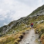 Nahezu eben schlängelt sich der Neves Höhenweg durch die Landschaft