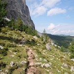Der Weg Nr. 526 schlängelt sich in unmittelbarer Felsnähe zur Langkofelhütte