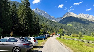 Ausgangspunkt der Wanderung zur Bergeralm: die Parkplätze der Sportzone in Antholz-Mittertal