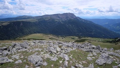 Unser Blick fällt auf den gegenüberliegenden Villanderer Berg