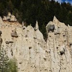 Ein-beeindruckendes-Ensemble-steinbedeckter-Lehmsäulen-die-Erdpyramiden-bei-Percha