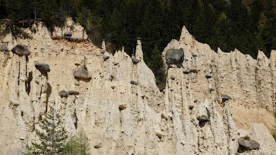Ein beeindruckendes Ensemble steinbedeckter Lehmsäulen, die Erdpyramiden bei Percha