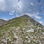 Der pyramidenförmige Gipfelaufbau der Karspitze