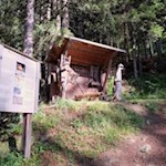 Längs des Weges gewähren Infotafeln interessante Einblicke in die bäuerliche Lebenswelt