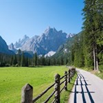 Vor der imposanten Kulisse der Sextner Dolomiten führt der sanfte Weg zur Talschlusshütte