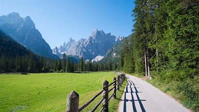Vor der imposanten Kulisse der Sextner Dolomiten führt der sanfte Weg zur Talschlusshütte