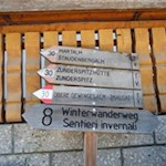 Hinter dem Hotel Schneeberg folgt man zunächst dem Weg Nr. 30