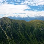 Gegenüber ragt der mächtige Rammelstein in die Höhe