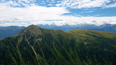Gegenüber ragt der mächtige Rammelstein in die Höhe
