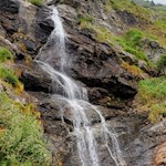 Längs des Weges trifft man auf lauschige Wasserfälle