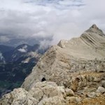Ausblick vom karstigen Heiligkreuzkofel zum Zehner