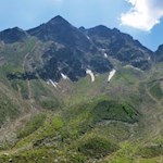 Der Weg zur Tiefrastenhütte wird von Bergspitzen umrahmt