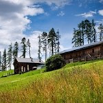 Inmitten-idyllischer-Wiesen-liegt-die-Hagneralm
