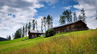 Inmitten idyllischer Wiesen liegt die Hagneralm