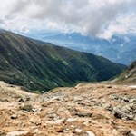 Der letzte Anstieg auf die Eidechsspitze führt über steinbeschlagenes Gelände