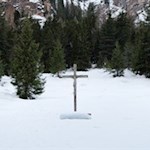 Geschnitztes Kreuz am Wegesrand