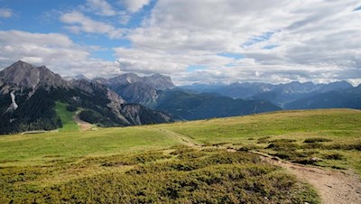 Vor der Kulisse der Gadertaler Dolomiten zurück zum Furkelpass