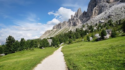 Zu Füßen des Peitlerkofel zur Göma Hütte