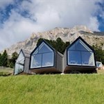 Die Panoramafenster der modernen Schutzhütte Oberholz