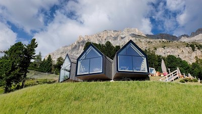 Die Panoramafenster der modernen Schutzhütte Oberholz