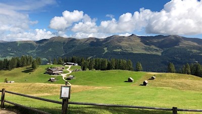 Rotwandwiesen mit Blick auf den Karnischen Kamm