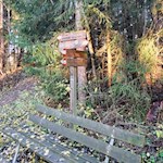 Längs des Weges laden Bänke zum Verweilen ein