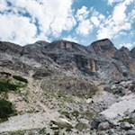 Der Weg Nr. 15B schlängelt sich zu Füßen der Heiligkreuzkofelgruppe zur Schneehöhle