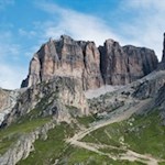 Auf dem steil ansteigenden Wanderpfad nähern wir uns den wuchtigen Wänden des Sellastocks