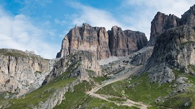 Auf dem steil ansteigenden Wanderpfad nähern wir uns den wuchtigen Wänden des Sellastocks