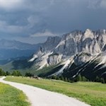 Die Ciampcios Hütte wird von malerischen Almwiesen und markanten Felswänden umrahmt