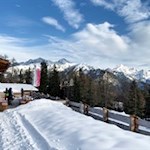 Auf der Sonnenterrasse der Schönbergalm genießt man malerische Ausblicke