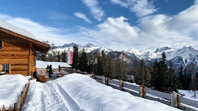 Auf der Sonnenterrasse der Schönbergalm genießt man malerische Ausblicke