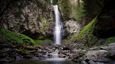Der Obervintler Wasserfall fällt in stäubenden Sprüngen 43 m in die Tiefe