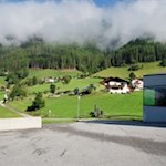 Parkplatz nahe der Dorfkirche in St. Jakob