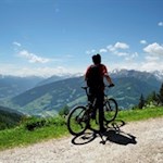 Auch Radfahrer genießen die schöne Aussicht von der Prantneralm