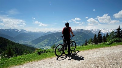 Auch Radfahrer genießen die schöne Aussicht von der Prantneralm