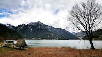 Als das Ponale Kraftwerk an den Ledrosee angeschlossen wurde, kamen Reste einer Pfahlbausiedlung aus der Bronzezeit zum Vorschein