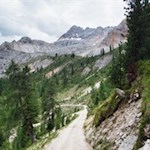 Vor der beeindruckenden Kulisse der umliegenden Dolomiten zur Rossalm