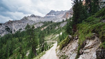 Vor der beeindruckenden Kulisse der umliegenden Dolomiten zur Rossalm
