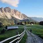 Durch die idyllische Almlandschaft zurück zur Schatzerhütte