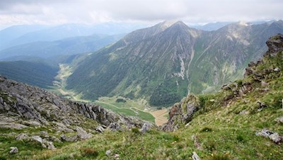 Auf dem Fallmetzer liegt dem Wanderer das Altfasstal zu Füßen