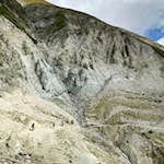 Die Wanderung zum Kratzberger See quert teils steil abfallende Hänge