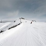 Der-letzte-Anstieg-zur-Plosehütte-führt-den-Pistenrand-entlang